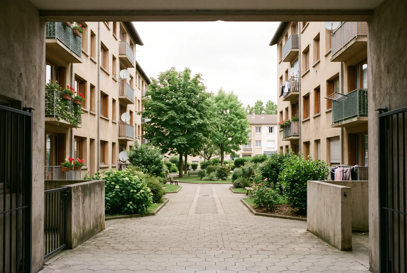 Cour intérieure d'un immeuble à Vénissieux